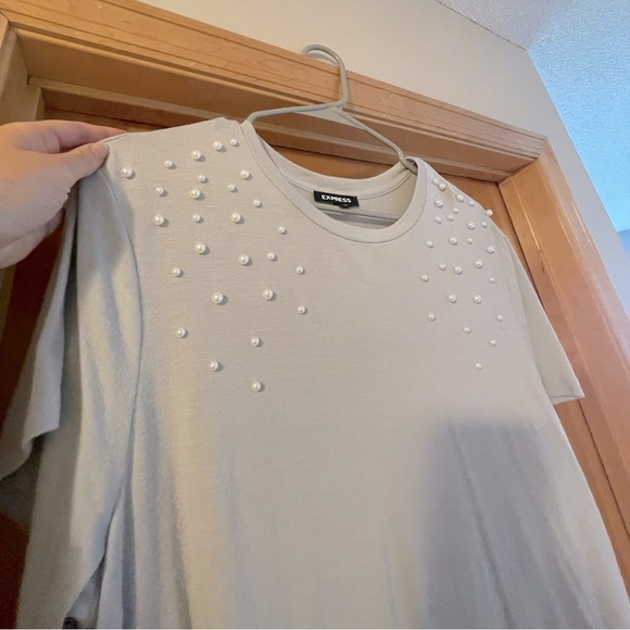 ✨ Express Pearl Accented T-Shirt - Size Medium - Picture 4 of 5